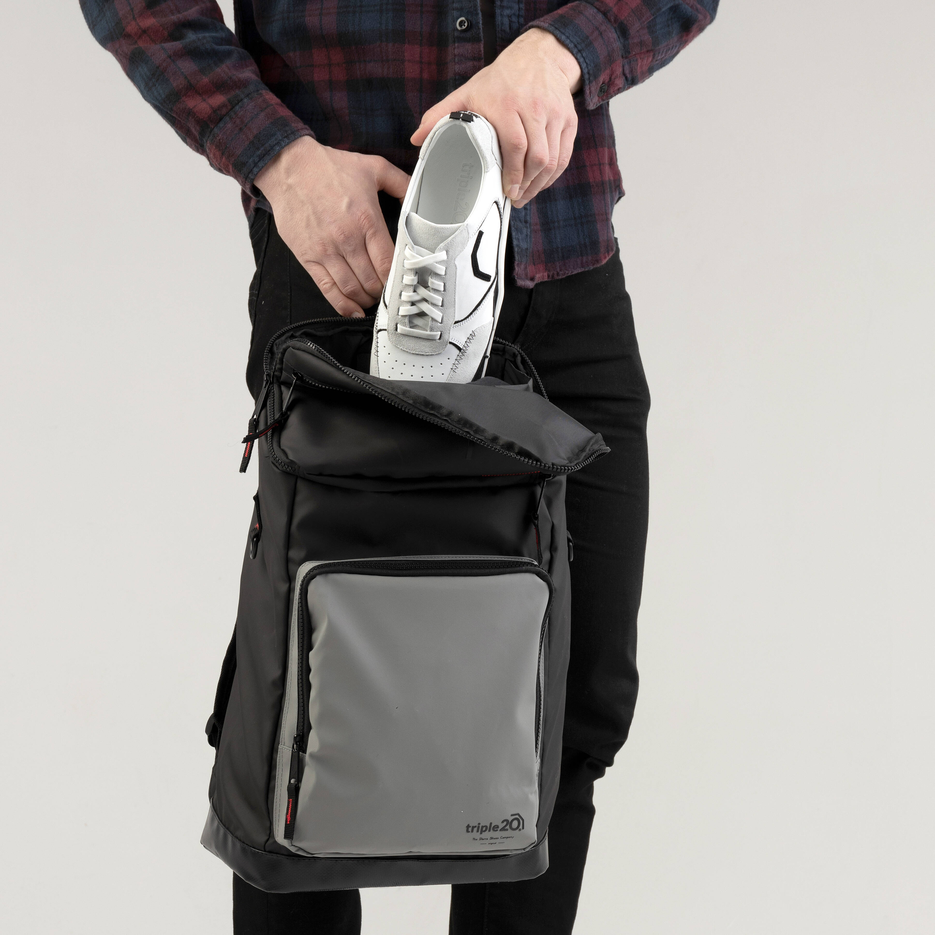 Triple-20-Dart-Rucksack-Echtfoto-Vorne Triple20 Dartsshoes - Dart Rucksack