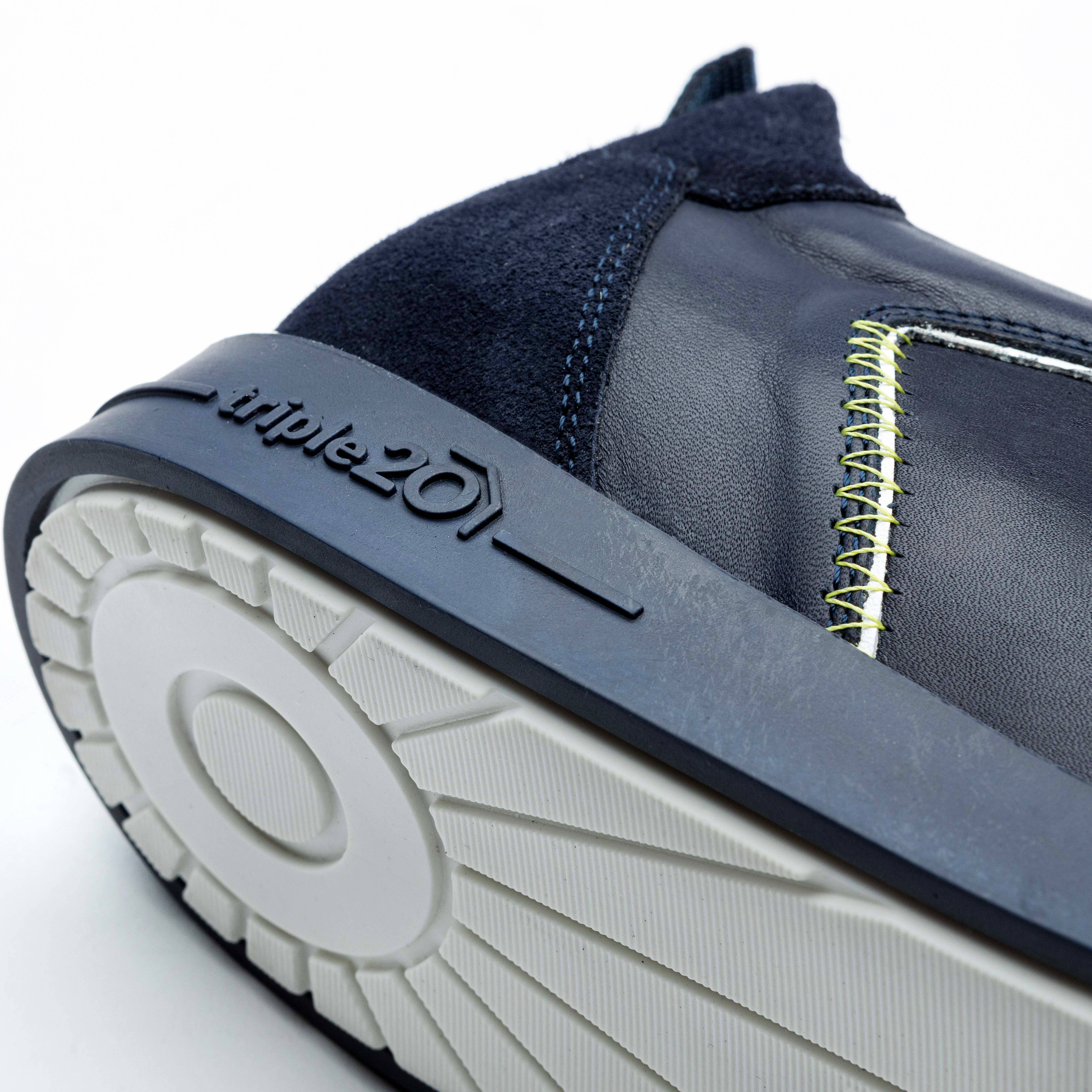 Triple20-Dartsshoes-Leder-Blau-Weiss-Details-Hinten Triple20 Dartsshoes - Leder Blau/Weiß