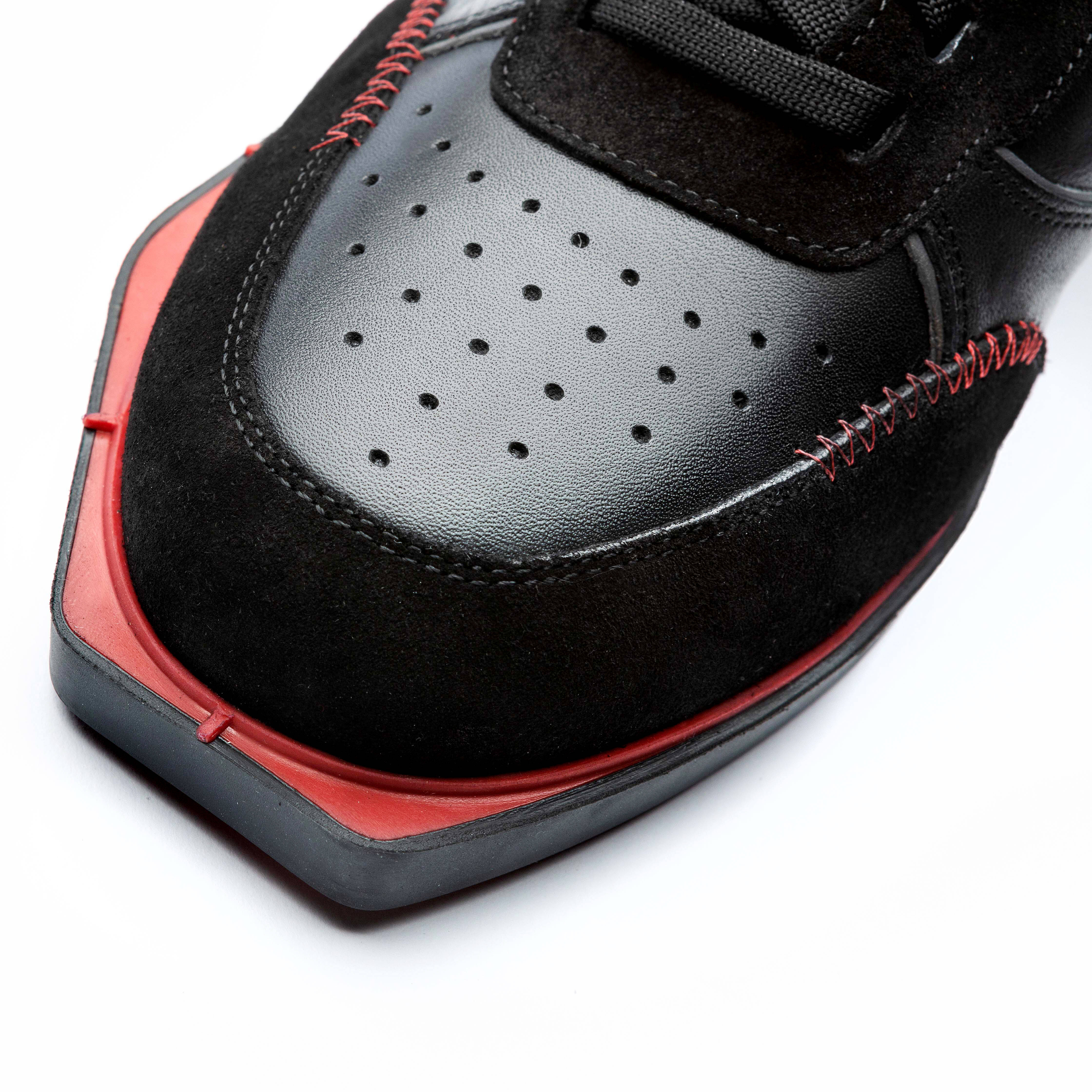 Triple20-Dartsshoes-Leder-Schwarz-Rot-Details-Front Triple20 Dartsshoes - Leder Schwarz/Rot