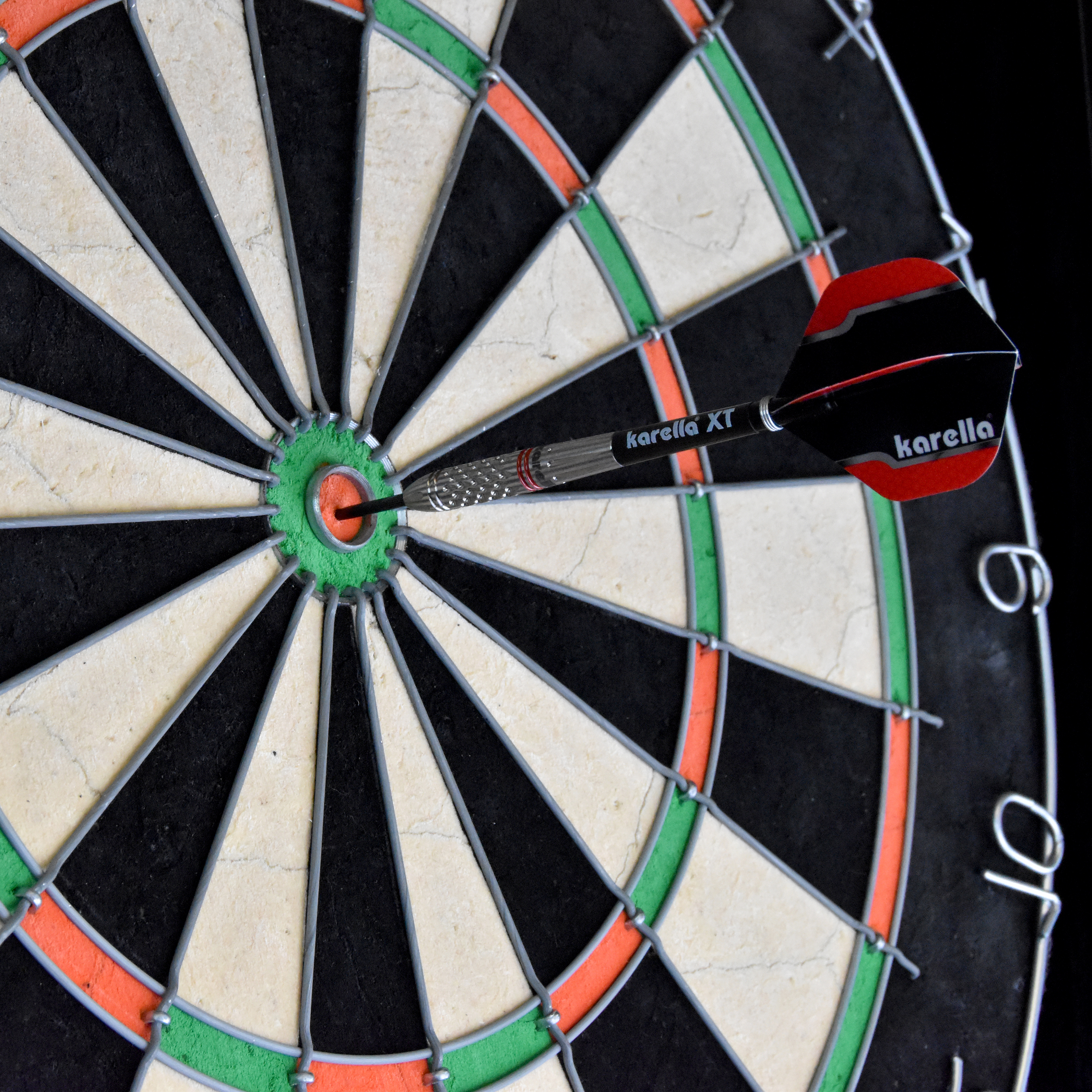 Karella-Commander-Steeldart-Mit-Dartboard Karella - Commander - Steeldart